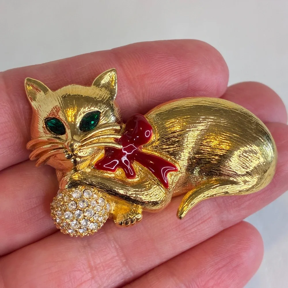 Napier Vintage Gold Tone Cat‎ Brooch Green Eyes Red Bow Rhinestone Yarn Ball